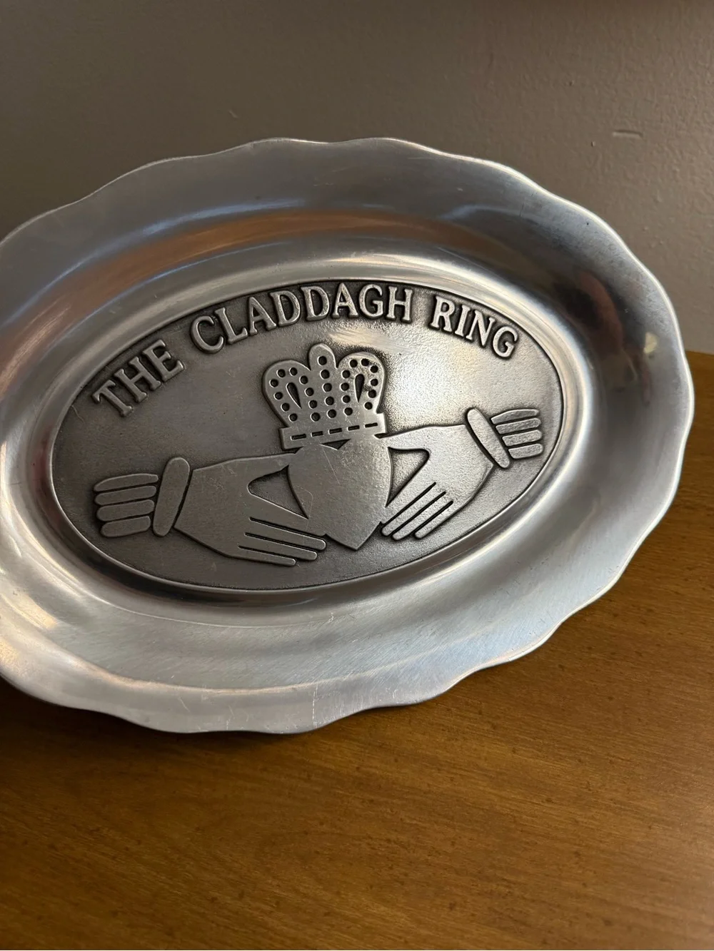 Pewtarex Oval metal plate with CLADDAGH design